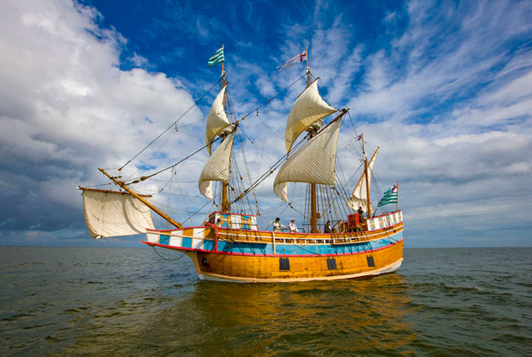 erbElizabeth-II-2008 Elizabeth II replica of first ship to land at the Lost Colony sets sail for its 30th Anniversary.