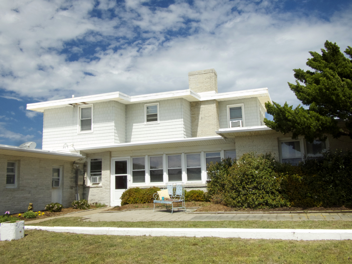 Toute de Suite. Second floor is probably an addition. The bedrooms on the left side were originally a garage.