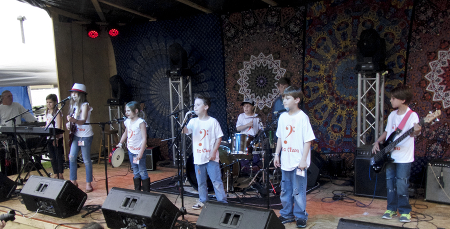 No Clue (LtoR): Nora Downing, Samantha Pugh, Marina Diana, Gtraham Baker,Shane Thornley-drums, Wade Pugh, Mike Dianna.